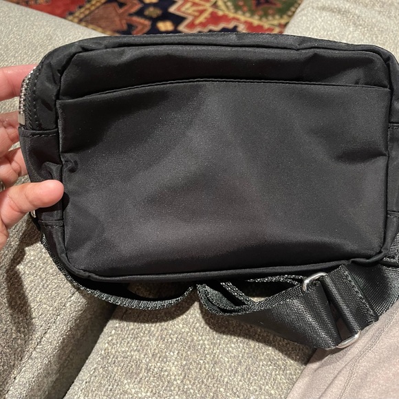 lululemon athletica everywhere crossbody bag metal hardware - Picture 2 of 3